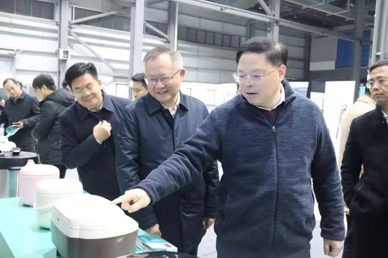 湖南省委常委、省委秘書長(zhǎng)張劍飛一行來(lái)拓浦精工調(diào)研